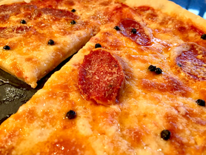 Salami- Pizza, scharf, gewürzt mit fermentiertem Kampot- Pfeffer